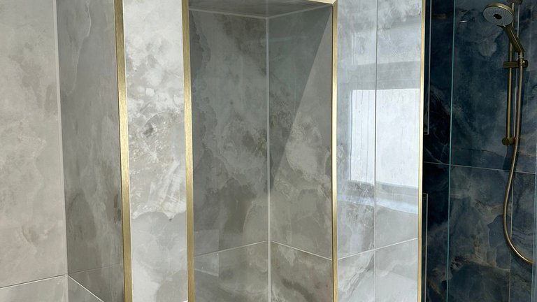 Decorative bathroom niche with white onyx tiles Ca' Pietra Brentwood luxury bathroom CM13